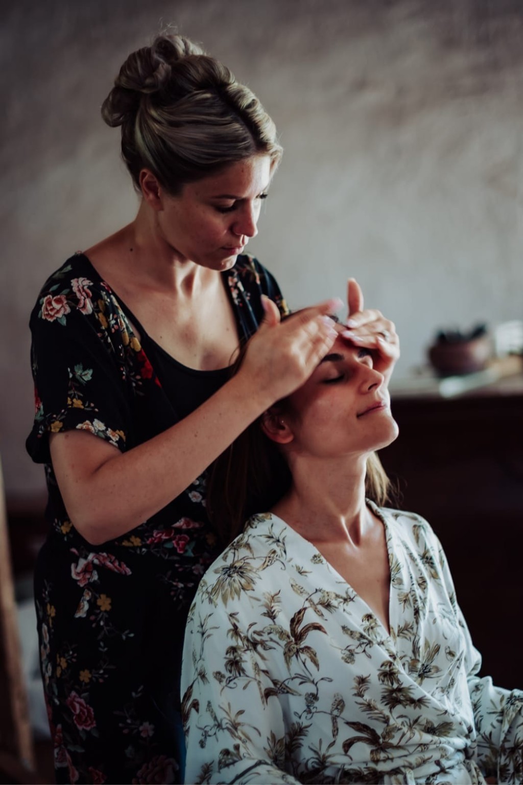 Laura Tosques réalisant un soin du visage dans son institut Laur'Art Beauté à Caux-et-Sauzens